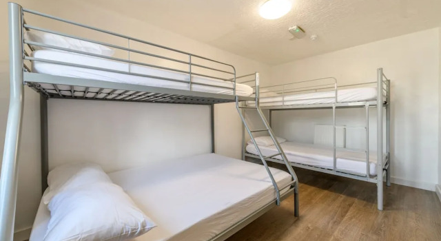 Old School House Sleeps 26, Pets, Reservar Casa de férias Moradias em Merseyside, Vila