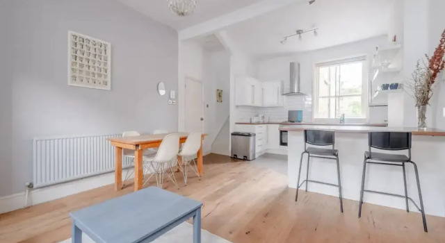 Lovely 3 Bedroom Apartment in Clapton With Garden