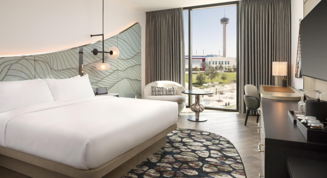 Двухместный номер Accessible с балконом The Monarch San Antonio, Curio Collection By Hilton