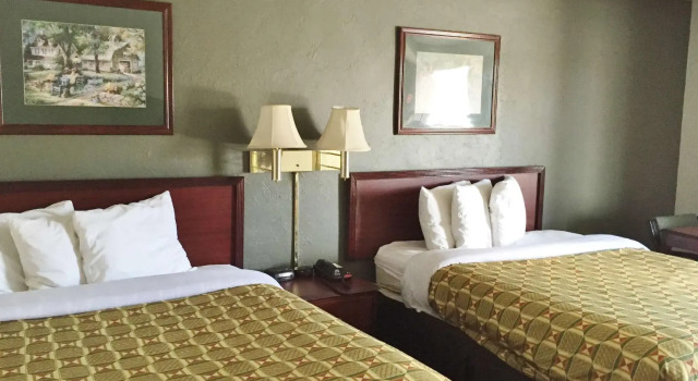Четырёхместный номер Standard Econo Lodge Norman