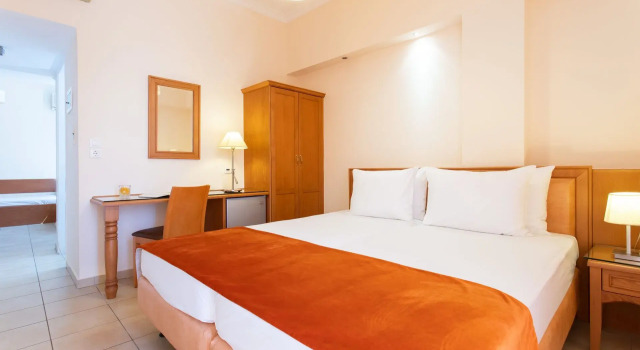 Семейный люкс с видом на море Pantheon City Hotel