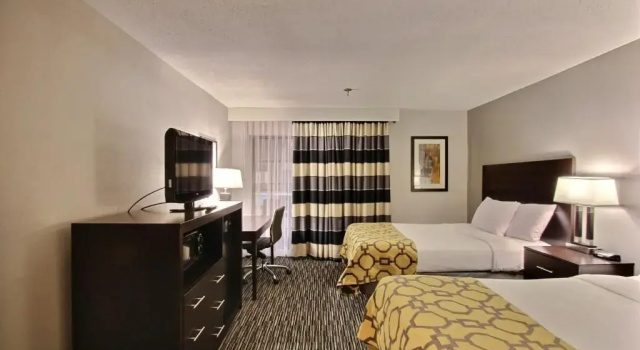 Четырёхместный номер Standard с видом на бассейн Baymont by Wyndham Madison