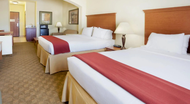 Четырёхместный люкс Holiday Inn Express Hotel & Suites Zapata by IHG