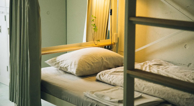 Кровать в общем номере Nui. HOSTEL & BAR LOUNGE