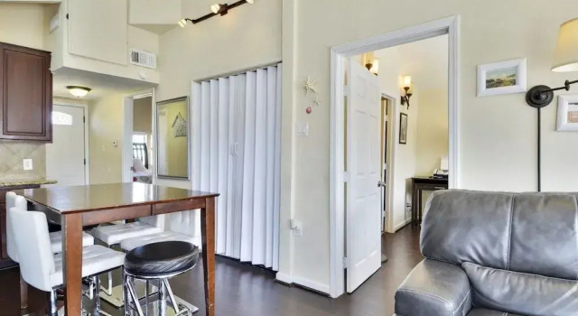 Crabbin Cabin by RedAwning, Rezerwuj Hotel Hotele w Jamaica Beach z basenem, Basen