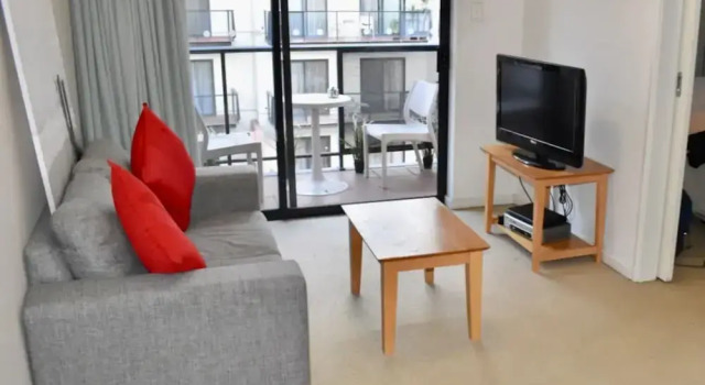 Convenient City Apartment with Pool Gym and Tennis Court, Забронировать Апартаменты/квартира Отели Перта с парковкой, рядом с Военный мемориал Kings Park, Парковка