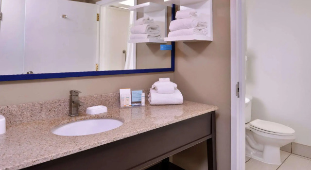 Двухместный номер Deluxe Hampton Inn Florence Midtown near University of North Alabama