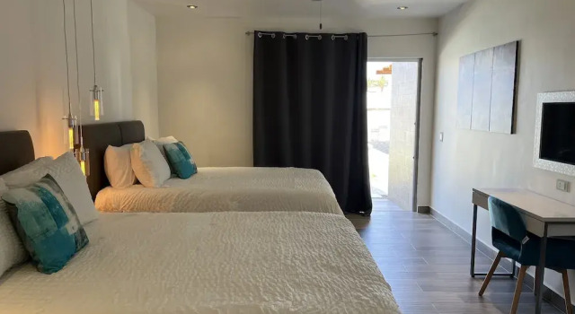 Четырёхместный номер Standard с видом на бассейн The Cove Boutique Hotel Adults Only