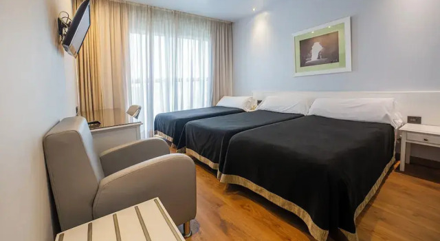 Трёхместный номер Standard Hotel Auditorio Santiago & Spa