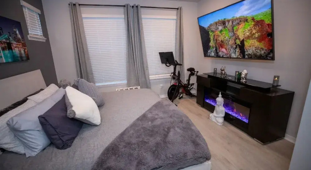 Brand New Modern Pet Friendly Zen Home W/ Private Home Theater & Hot Tub! 2 Bedroom Home by RedAwning, 预订 酒店 奥兰多 奥兰多迪士尼