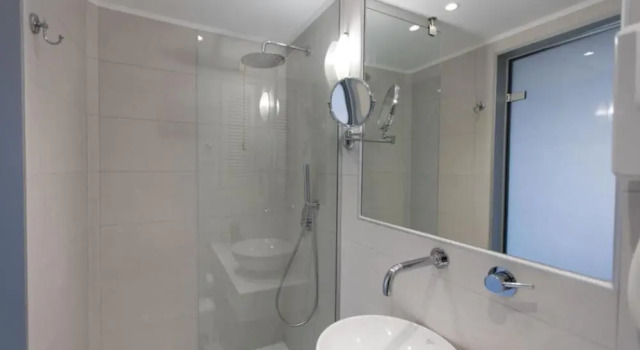Четырёхместный номер Standard с балконом и с видом на город Anita Beach Hotel- Adults Only