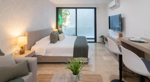 Номер Standard Oceanview Infinity Pool, Steps to 5th Ave & Beach