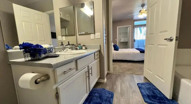 Spacious 2 Bdrm Th in Phoenix Perfect Getaway by Glow Explore, Забронировать Отель Финикс 