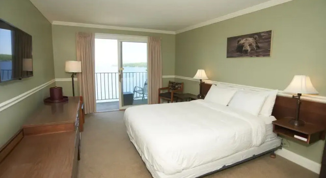 Двухместный номер Standard с балконом Belknap Point Inn