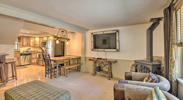 Townhome w/ Deck: Walk to Mirror Lake & Main St!, Забронировать Апартаменты/квартира Апартаменты Лейк-Плэсид, рядом с St. Eustace Episcopal Church, Апартаменты/квартира