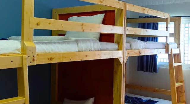 Кровать в общем номере Bolabog Beach Resort