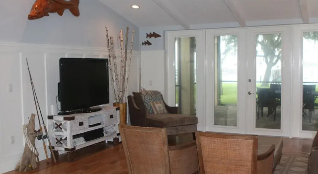 Beautiful Riverfront Home - Three Bedroom Home, Varaa Hotelli Hotellit Space Coast pysäköinnillä, Pysäköinti