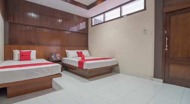 RedDoorz plus near Museum Geologi Bandung