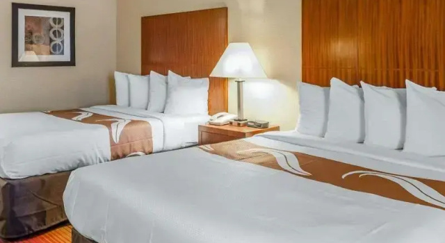 Четырёхместный номер Standard Quality Inn & Suites Albuquerque West