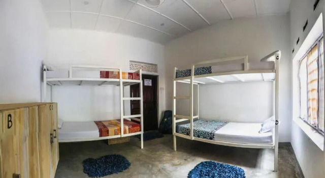 Кровать в общем номере Hostel First Mirissa