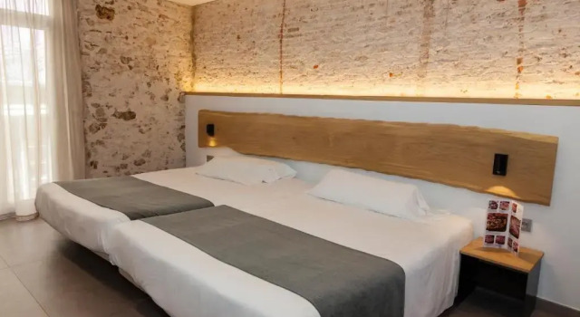 Четырёхместный номер Standard Hostal Paris