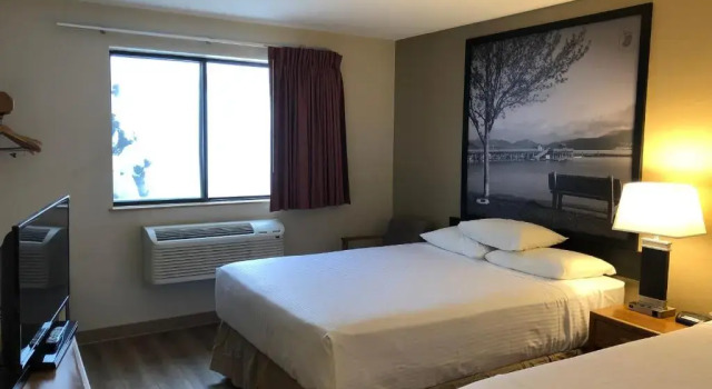 Четырёхместный номер Standard Super 8 by Wyndham Salmon Arm