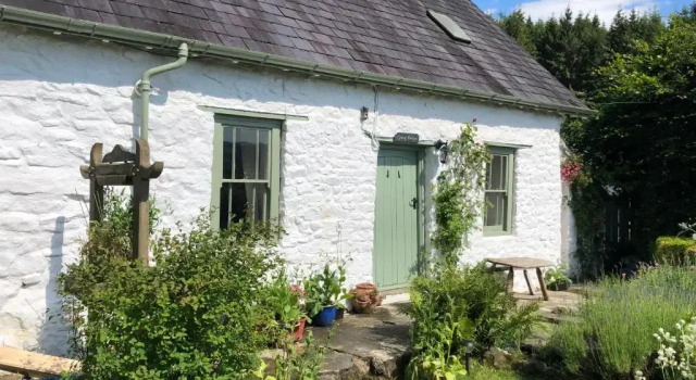 Traditional 18th Century Welsh Cottage, Забронировать Дом для отпуска Лланфэр-ар-и-брин Южный Уэльс