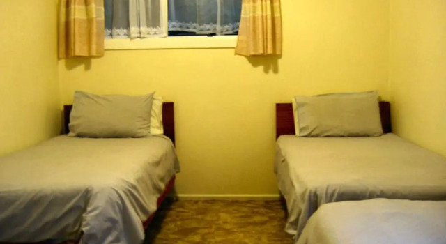 Коттедж с 3 комнатами Glow Worm Motel