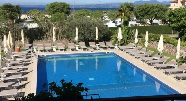 Люкс с балконом и с видом на озеро Hotel Ca Mura