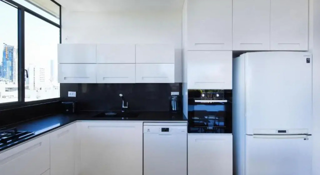 Stylish 2BR in Rothschild 128 by HolyGuest, Забронировать Отель Тель-Авив Тель-Авивский округ, рядом с Площадь Рабина
