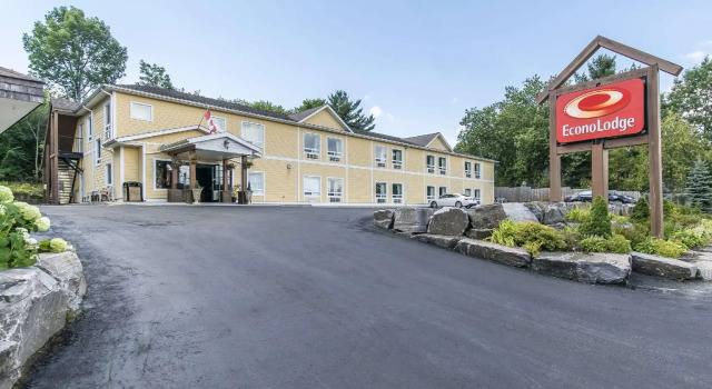 Кровать в общем номере Econolodge Huntsville