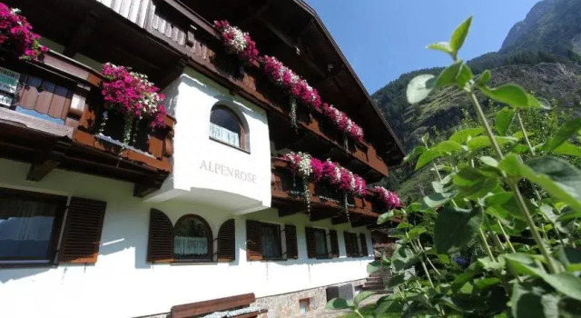 Haus Alpenrose, Rezerwuj Hotel Hotele w Tyrol z parkingiem, Parking