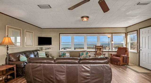 Updated Beachfront Home W/great Beach Views, gas Grill, Multiple Balconies, W/D, Varaa Lomakoti Huvilat kohteessa Florida, Villa