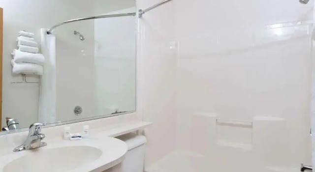 Двухместный полулюкс Baymont Inn & Suites by Wyndham Anchorage Airport