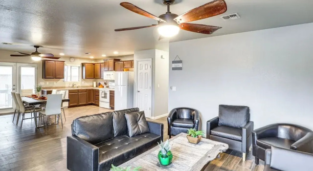 Коттедж с 3 комнатами Fire Pit + Covered Patio: Bullhead City Escape!