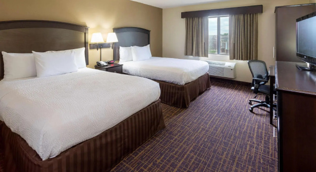 Четырёхместный номер Standard AmericInn by Wyndham Peoria