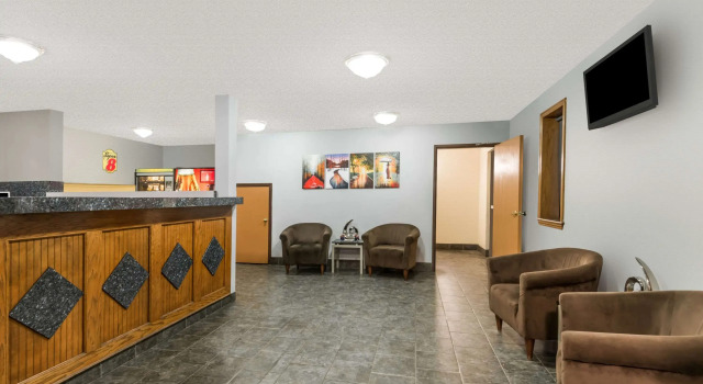 Super 8 by Wyndham Topeka/Wanamaker RD/I-70, Reserva ahora Hotel Hoteles en Menoken con aparcamiento, Aparcamiento