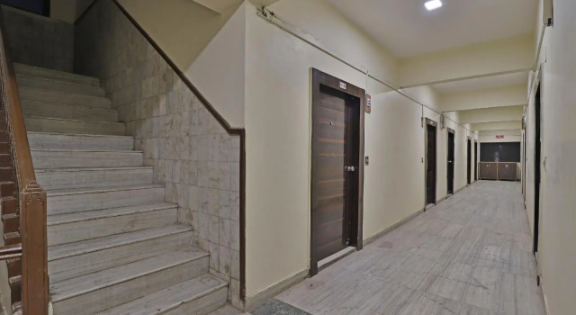 Collection O 46718 Hotel Dev Palace, Rezervovat Hotel Hotely v Gujarat s parkováním, Parkování
