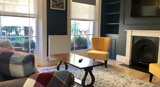 3 Beds Town House near Kings Cross by City Stay London, Забронировать Дом для отпуска Коттеджи Лондона, рядом с Центр искусства The Dairy, Коттедж