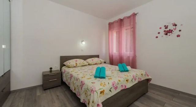 Spacious apt With Lodge Just 40m From the Beach, Buchen Sie Ferienwohnung Kaštela Gespanschaft Split-Dalmatien