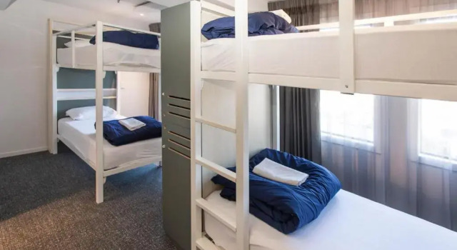 Кровать в общем номере Hotel Give