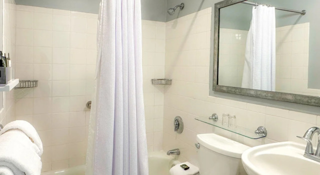 Номер Standard с балконом и с видом на воду Harborside Inn