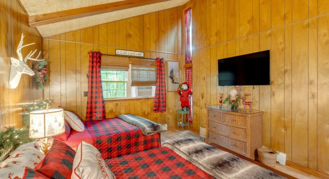 1 Mi to Gouldsboro State Park: Cabin w/ Deck!, Book Feriehus Sommerhuse i Pennsylvania, Hytte