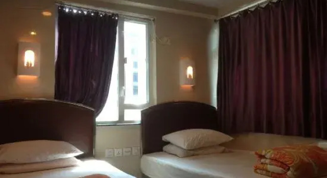 Кровать в общем номере Oriental Pearl Budget Hotel