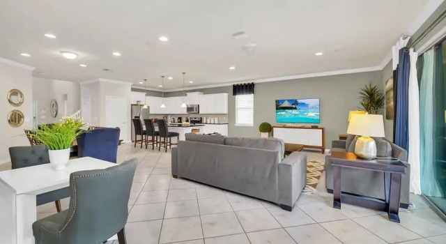 Luxury MultiFamily Gem ~ Mins to Disney ~ Pool/Spa, Rezerwuj Hotel Kissimmee Kissimmee