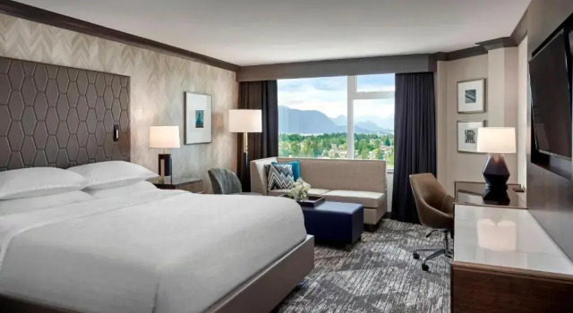 Двухместный клубный номер Standard Sheraton Vancouver Guildford Hotel