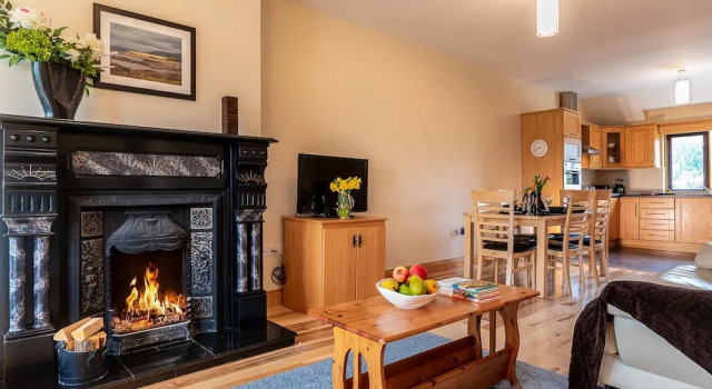 2 Bedroomed Home Just Steps From Kenmare Town, Book Vacation Home Hotels in Kerry with Parking, Parking