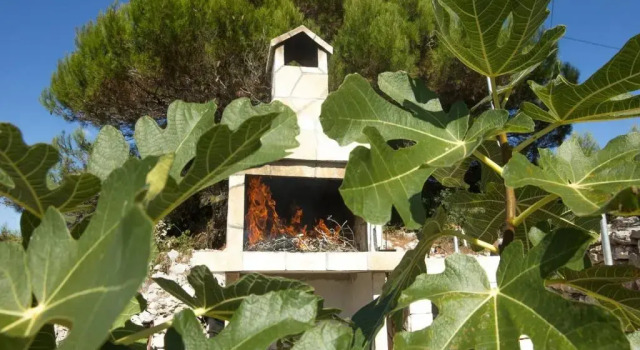 Holiday home Ani-30m from beach, Rezerwuj Hotel Hotele w Split-Dalmatia County z parkingiem, Parking