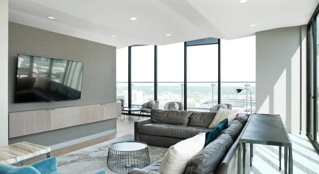 Chic 1br/1ba w/ Skyline Views in Downtown by Lyric