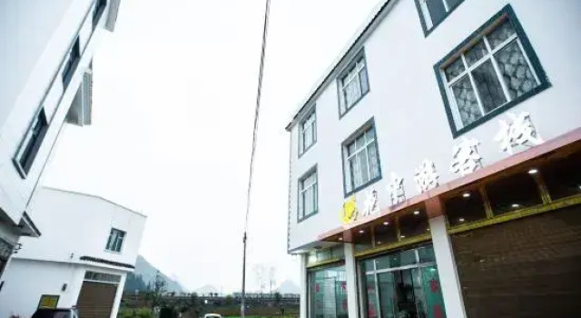 Huazhongyou Inn, Rezerwuj Hotel Hotele w Qujing z parkingiem, Parking